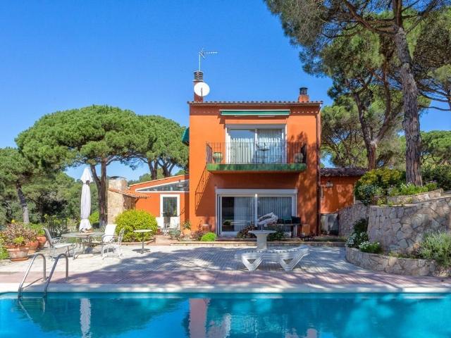 Menorca – estilo mediterráneo con piscina entre bosque y mar. 232m² Calella de Palafrugell