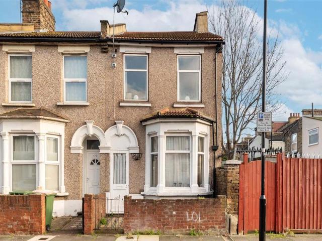 Meath Road, Stratford E15 3 bed house to rent £2,300 pcm £531 pw