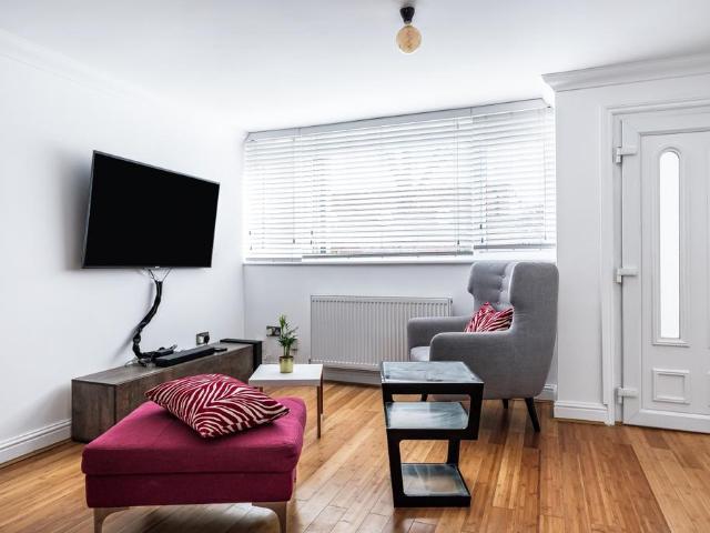 Meath Road, Stratford, London, E15 3 bed terraced house to rent £2,250 pcm £519 pw