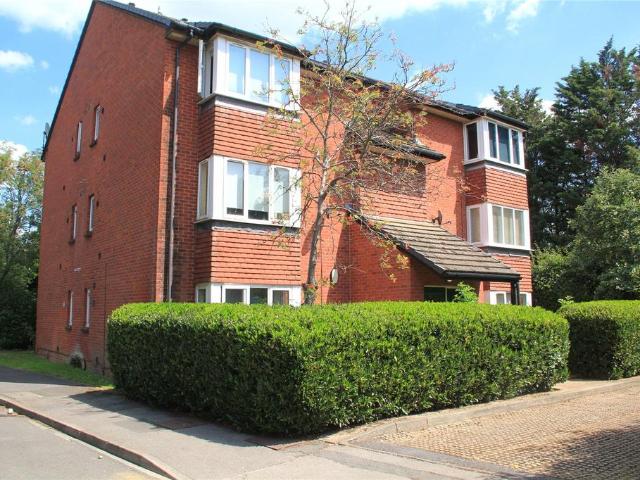 Mead Avenue, Berkshire SL3 Studio to rent £950 pcm £219 pw