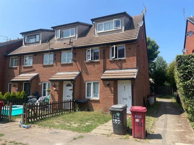 Mead Avenue, Langley SL3, 2 bed maisonette to rent, £1,500 pcm | PrimeLocation