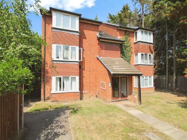 Mead Avenue, Langley SL3 Studio to rent £1,000 pcm £231 pw
