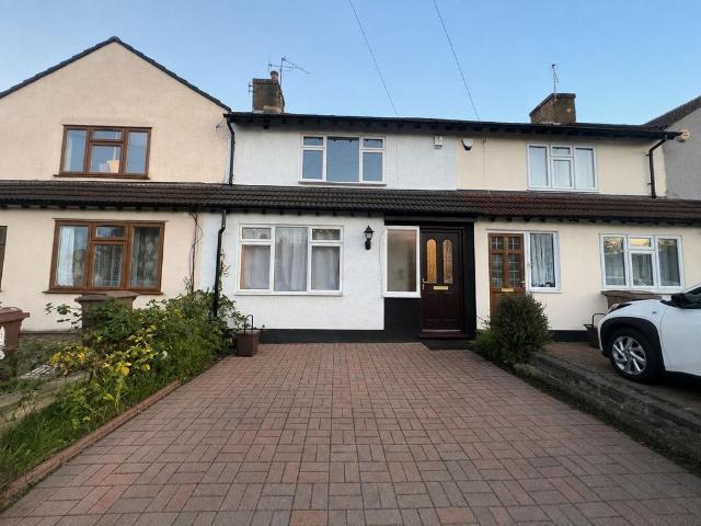Mead Crescent, London, E4 3 bed terraced house to rent £2,500 pcm £577 pw