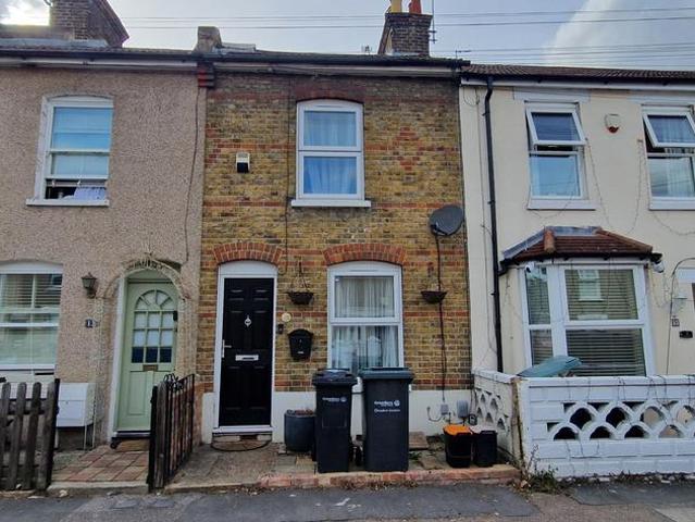 Mead Road, Gravesend DA11 2 bed terraced house to rent £1,400 pcm £323 pw