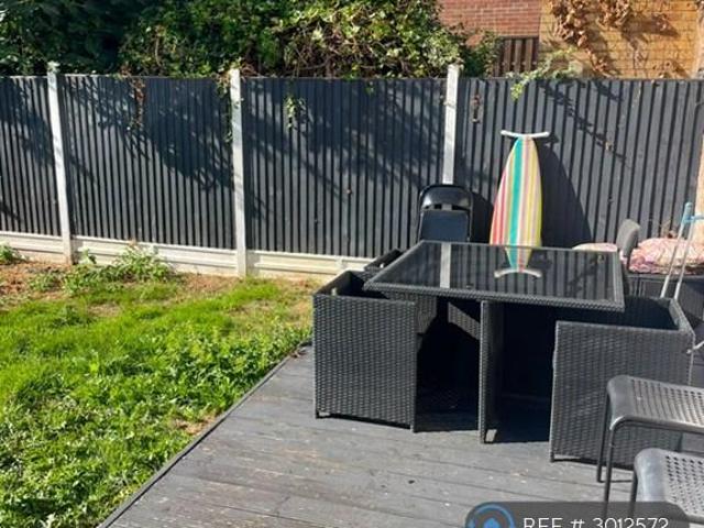 Mead Way, Canterbury, CT2 5 bed semi detached house to rent £2,300 pcm £531 pw