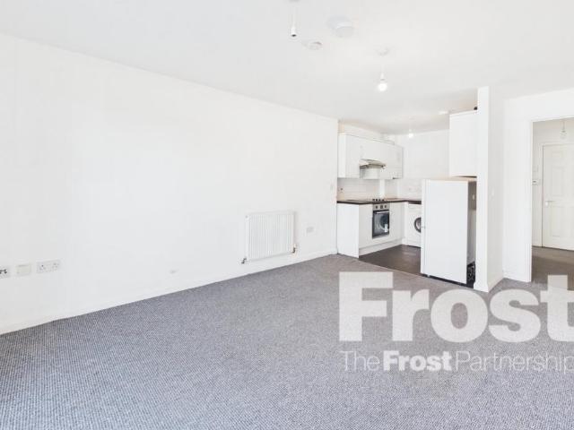 Meadfield Road, Slough, Berkshire, SL3 1 bed apartment to rent £1,300 pcm £300 pw