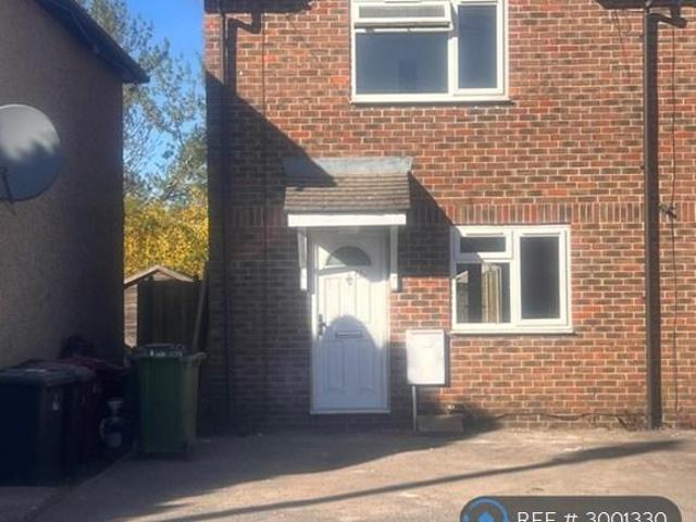 Meadfield Road, Slough, SL3 2 bed semi detached house to rent £1,900 pcm £438 pw