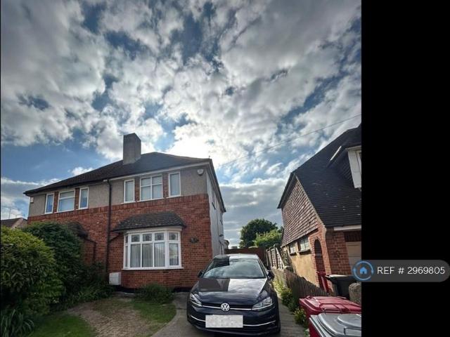 Meadfield Road, Slough, SL3 3 bed semi detached house to rent £2,300 pcm £531 pw