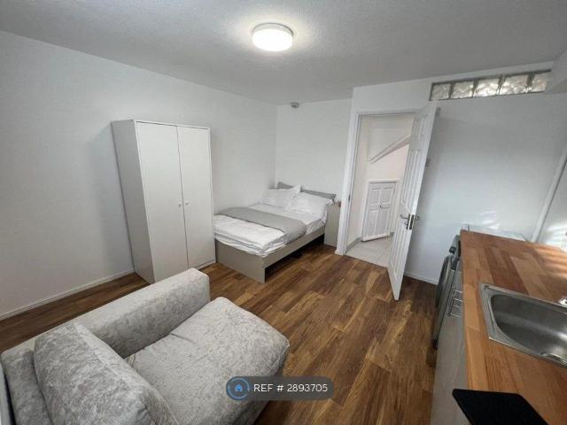 Meadow Close, Barnet EN5, Studio to rent, £1,075 pcm | PrimeLocation