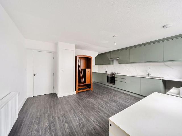 Meadow Close, High Barnet, Barnet, EN5 4 bed terraced house to rent £3,200 pcm £738 pw