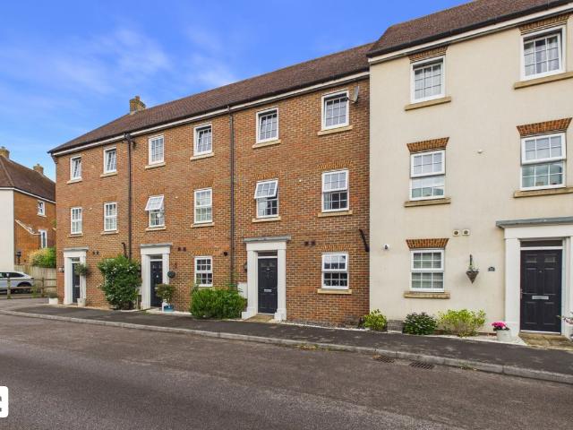 Meadow Way, Horley, West Sussex RH6, 5 bed town house to rent, £2,500 pcm | PrimeLocation