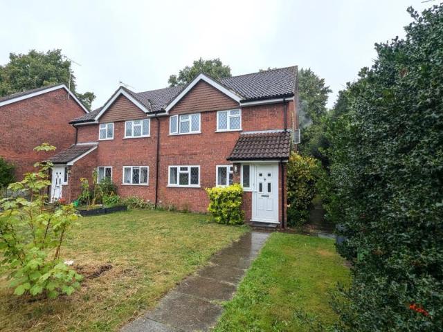 Meadowbank Road, Lightwater GU18 2 bed maisonette to rent £1,400 pcm £323 pw