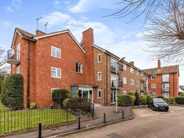 Meadowbank, Surbiton KT5 3 bed flat to rent £2,200 pcm £508 pw