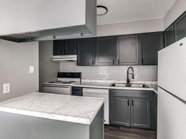 Meadowbrook Apartments | Quiet Studio 3 Bedroom Apartment for Rent at 444 S Mingo Rd, Tulsa, OK 74128