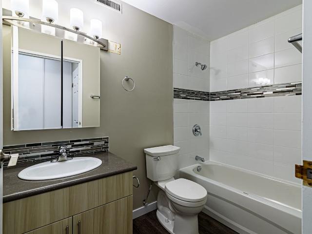 Meadowlark Green 1 Bedroom Apartment for Rent at 141 Strauss Dr, Winnipeg, MB R3J 3V3 Booth