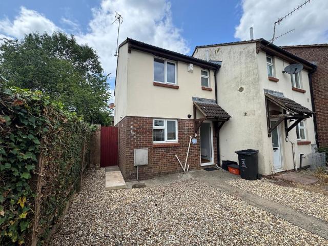 Meadowsweet Close, Swindon SN25 2 bed end of terrace house to rent £1,200 pcm £277 pw