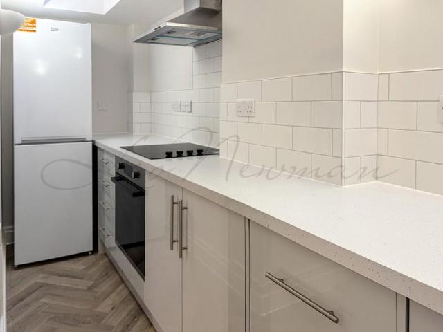 Meadway Court, Hampstead Garden. 1 bed flat to rent £1,700 pcm £392 pw