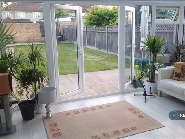 Meadway, Enfield, EN3 1 bed in a house share to rent £850 pcm £196 pw