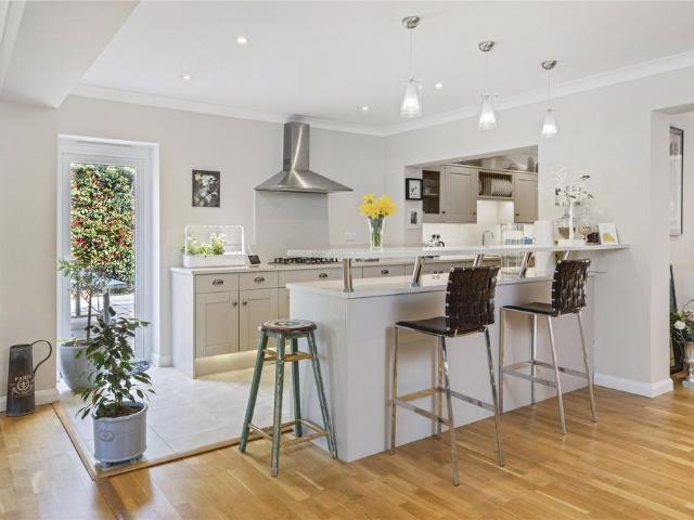 Meadway, Esher, Surrey, KT10 7 bed detached house to rent £7,995 pcm £1,845 pw