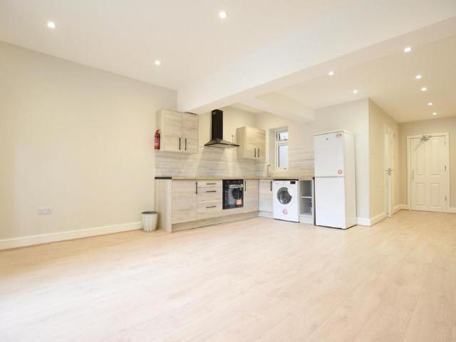 Meanley Road, Manor Park, E12 2 bed flat to rent £2,400 pcm £554 pw