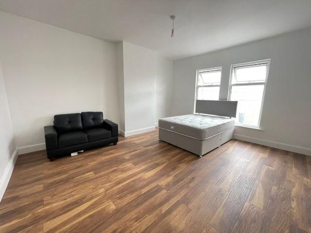 Meanwood Road, Meanwood, Leeds LS7, 3 bed flat to rent, £1,885 pcm | PrimeLocation