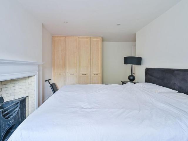 Mecklenburgh Square, Bloomsbury. 2 bed flat to rent £3,684 pcm £850 pw