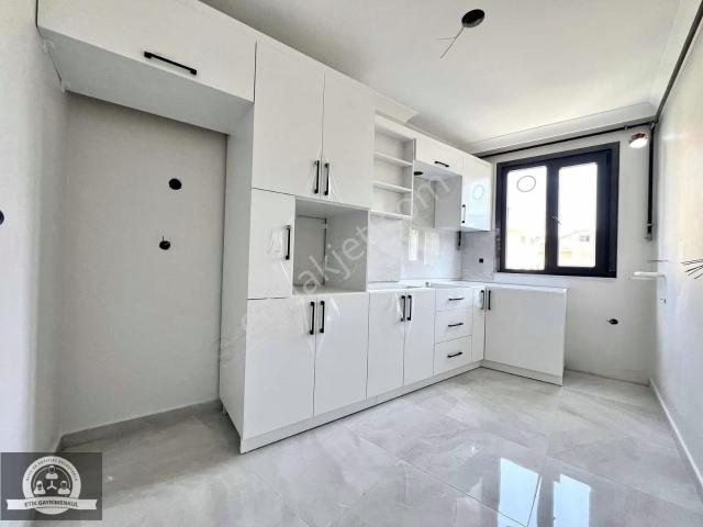 Meclis Mah. Metro 4 Dk Yürüme Merkezde 2+1 Arakat