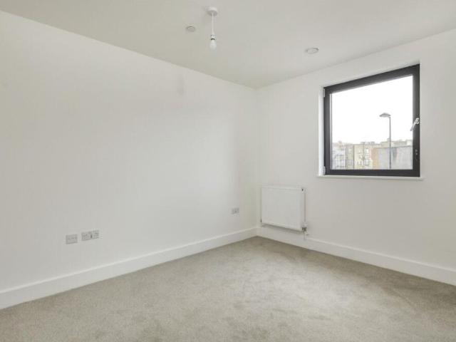 Medway Street, Chatham ME4, 2 bed flat to rent, £1,375 pcm | PrimeLocation