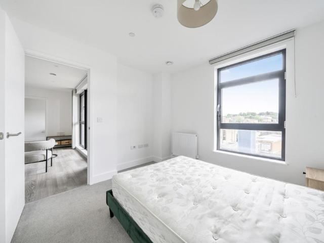Medway Street Chatham ME4 2 bed flat to rent £1,450 pcm £335 pw