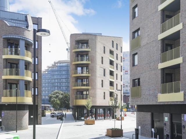 Medway Street, Chatham, ME4 2 bed flat to rent £1,450 pcm £335 pw