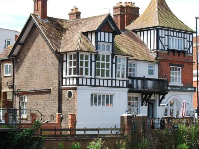 Medway Wharf Road, Tonbridge TN9 2 bed apartment to rent £1,550 pcm £358 pw