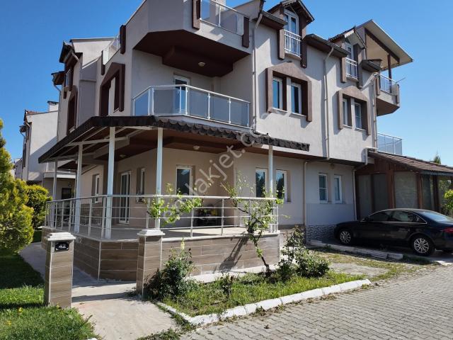 Medar Yakamoz Sitesinde 240 M2 4+1 Kiralık Tripleks Villa
