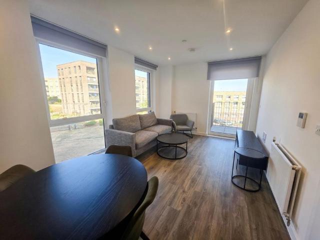 Medawar Drive, Wolff House, NW7 2 bed flat to rent £2,550 pcm £588 pw