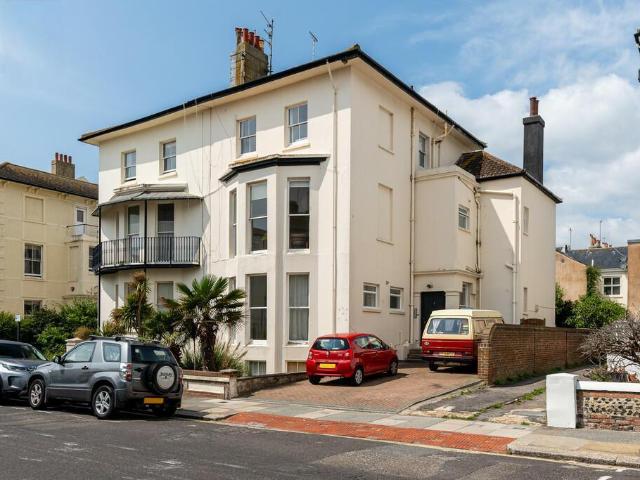 Medina Villas, Hove 2 bed flat to rent £1,850 pcm £427 pw