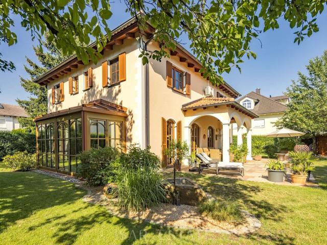 Mediterrane Familienvilla mit privatem Wellnessbereich und Tiefgarage