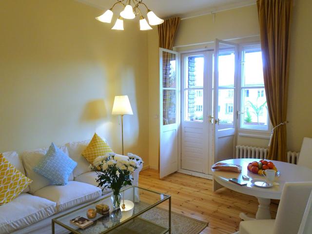 Mediterranean 3 Room Apartment with Balcony and Direct S Bahn Connection in Zehlendorf