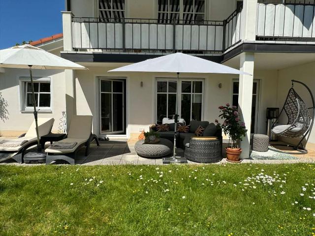 Mediterraner Wohntraum in Baldham: Stilvolle Maisonette mit Garten & Erkerküche