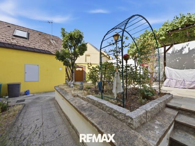 Mediterranes Flair & viel Platz: Gepflegtes Haus mit Erdkeller, Doppelgarage & Obstgarten!