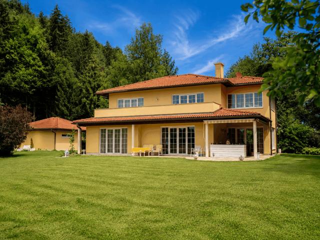 Mediterranes Wohnhaus im toskanischen Stil auf XXL Grundstück in Schiefling am Wörthersee