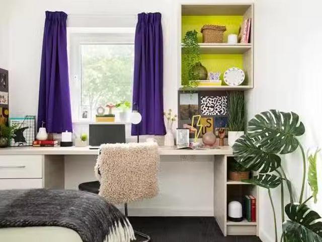 Medium Standard Double Ensuite: Three Bed Flat