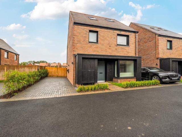 Medland Close Cranleigh GU6 4 bed detached house to rent £2,750 pcm £635 pw