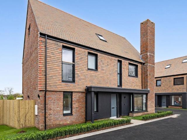 Medland Close Cranleigh GU6 5 bed detached house to rent £3,900 pcm £900 pw