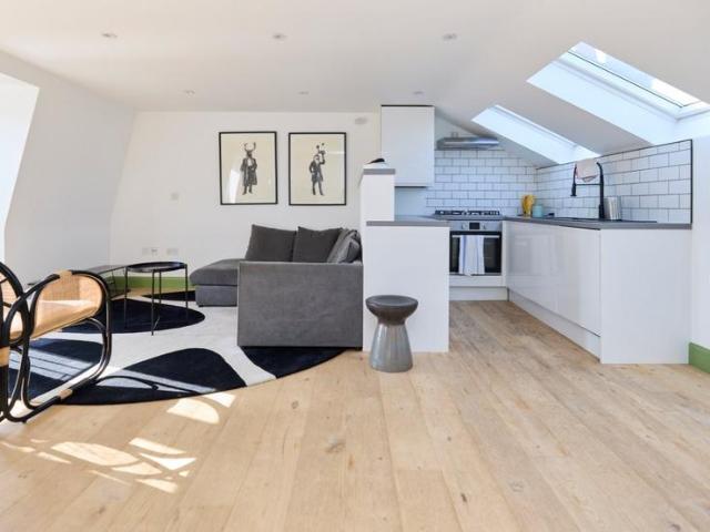 Meeting House Lane, London 2 bed flat to rent £3,500 pcm £808 pw