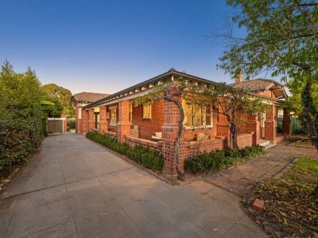 'MEERSBROOK' TIMELESS PERIOD LIVING IN A CENTRAL POSITION