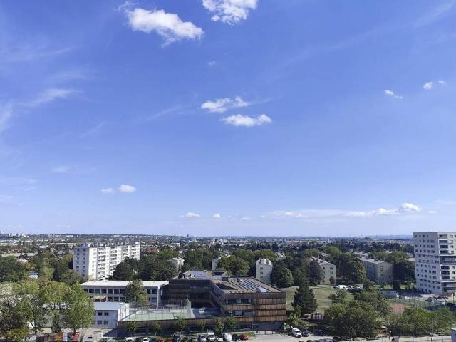 Unverbaubarer Fernblick im 10. letzten Stock | Kein Getrampel von oben! | 1 Min zu U6 | 2 Zimmer + 22m2 Terrasse | Frei vermietbar!