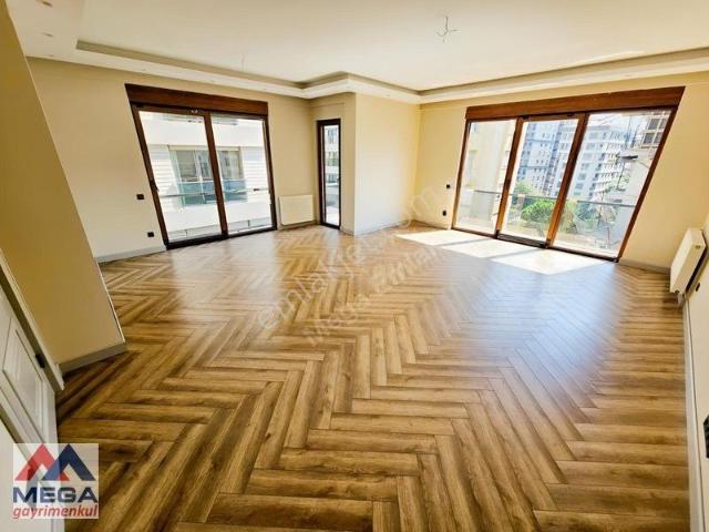 Mega'dan Fenerbahçe De 180 M2 4+1 2 Araçlık Otoparklı 3 Banyolu