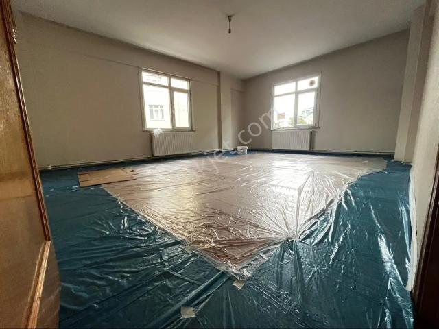 Mehmet Akif Mh. Cadde Üzerinde Metroya Yürüme Mesafesinde 130m2 3.5+1 Geniş Ve Ferah Kiralık Daire