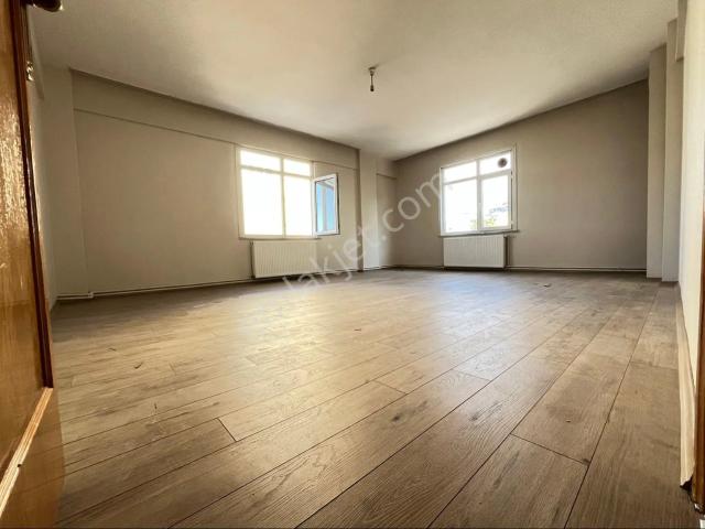 Mehmet Akif Mh. Cadde Üzerinde Metroya Yürüme Mesafesinde 130m2 3.5+1 Geniş Ve Ferah Kiralık Daire