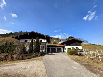 Mehr als ein Zuhause: Ein Refugium für Mensch und Tier Zweifamilienhaus mit Doppelgarage und Stallgebäude