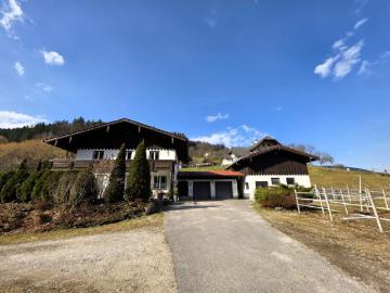 Mehr als ein Zuhause: Ein Refugium für Mensch und Tier Zweifamilienhaus mit Doppelgarage und Stallgebäude